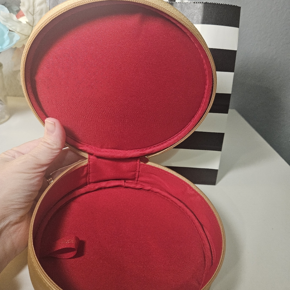 Estee Lauder - Picture 3 of 10